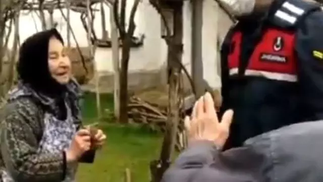 Sokağa çıkamayan yaşlı teyzenin jandarma ile diyaloğu duygulandırdı