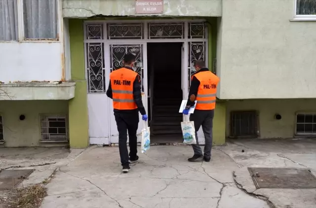 Yaşlılar 'Alo' diyor, Vefa Sosyal Destek Grubu ve belediyeler yardıma koşuyor Yaşlılar 'Alo' diyor, Vefa Sosyal Destek Grubu ve belediyeler yardıma koşuyor