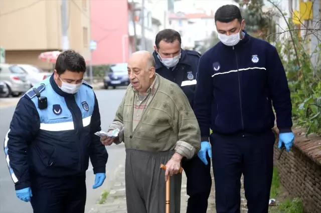 Zabıtaya hitabıyla duygulandıran Burhan amcadan 'Evde kal' çağrısı Zabıtaya hitabıyla duygulandıran Burhan amcadan 'Evde kal' çağrısı