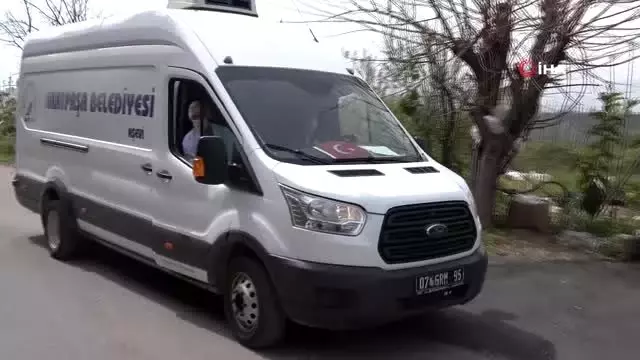 65 yaş üstü için kapı kapı dolaşılıp kovayla yemek dağıtılıyor 65 yaş üstü için kapı kapı dolaşılıp kovayla yemek dağıtılıyor