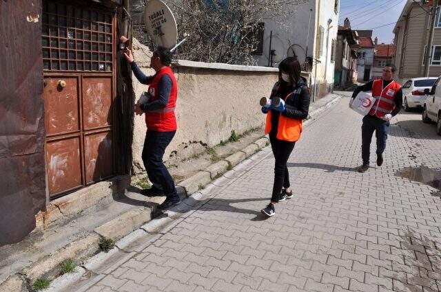 72 yaşındaki Emine teyze, evde baktığı kuzularına yem istedi gönüllüler torunları zannedip gıda kolisi getirdi