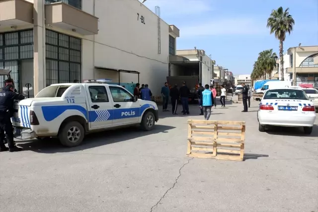 Adana'da, kamyonun kapağındaki asansöre kafası sıkışan şoför öldü Adana'da, kamyonun kapağındaki asansöre kafası sıkışan şoför öldü
