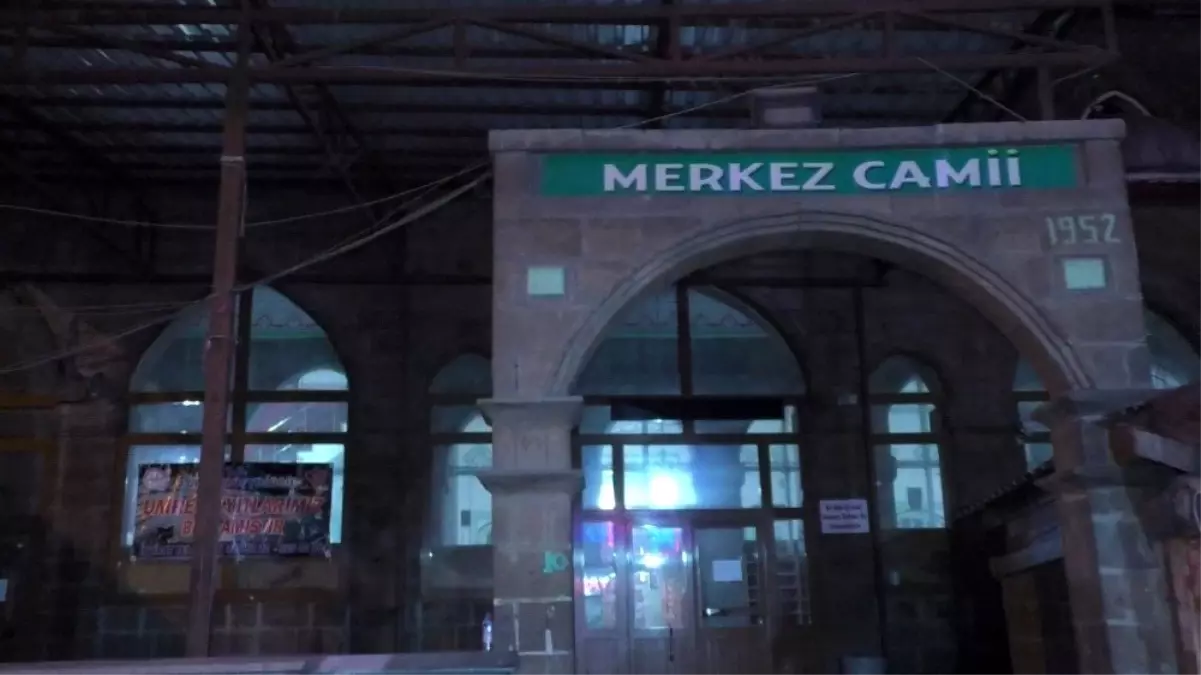 Ağrı'da camiilerde yatsı ezanının ardından dualar yükseldi