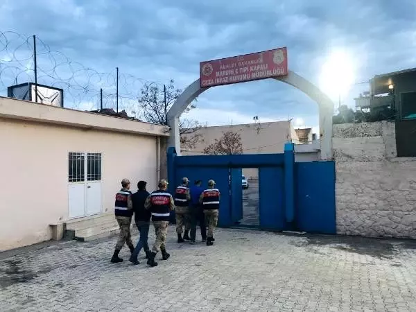 Ailelerinin evlerinde saklanan PKK'lı 2 terörist yakalandı Ailelerinin evlerinde saklanan PKK'lı 2 terörist yakalandı