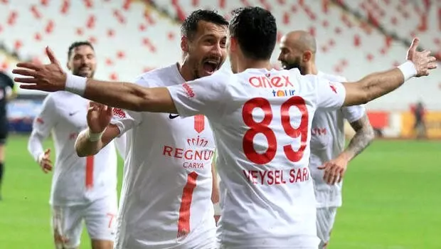 Antalyasporlu futbolcular telekonferansla antrenmanlara devam ediyor Antalyasporlu futbolcular telekonferansla antrenmanlara devam ediyor