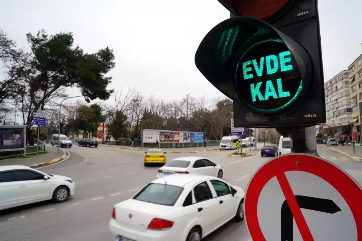 Balıkesir trafik ışıklarında 'Evde Kal' çağrısı
