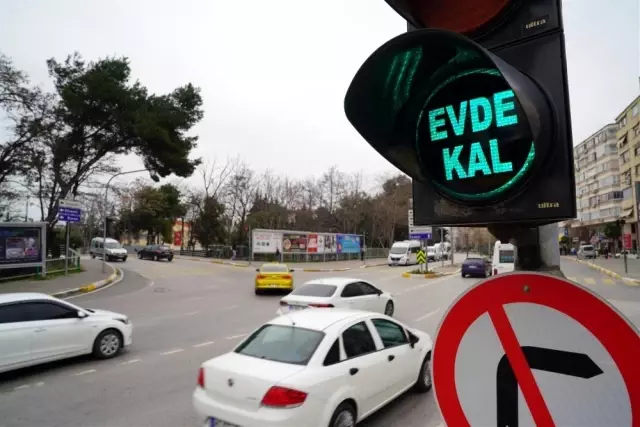 Balıkesir trafik ışıklarında 'Evde Kal' çağrısı Balıkesir trafik ışıklarında 'Evde Kal' çağrısı
