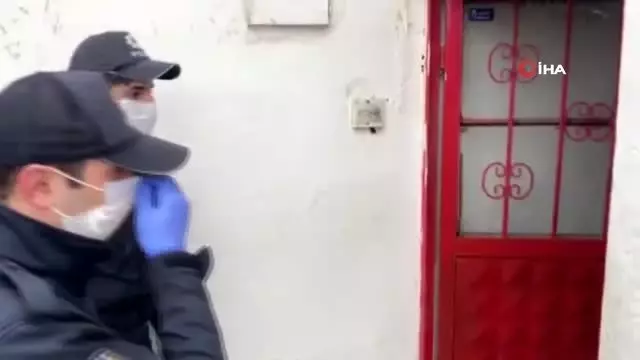 Bankadan para çekmek isteyen 77 yaşındaki kadının yardımına polisler koştu Bankadan para çekmek isteyen 77 yaşındaki kadının yardımına polisler koştu