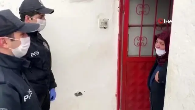Bankadan para çekmek isteyen 77 yaşındaki kadının yardımına polisler koştu Bankadan para çekmek isteyen 77 yaşındaki kadının yardımına polisler koştu