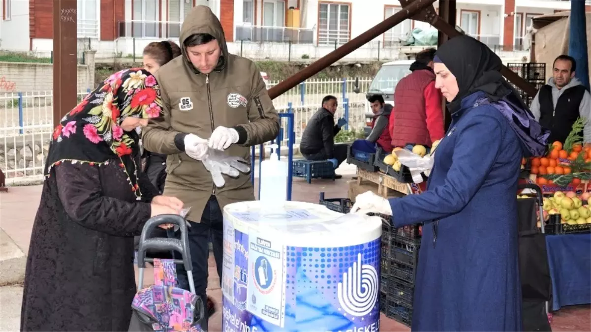 Başiskele'de pazarlara el dezenfektanı ve eldiven standı kuruldu