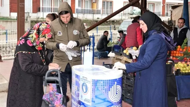 Başiskele'de pazarlara el dezenfektanı ve eldiven standı kuruldu Başiskele'de pazarlara el dezenfektanı ve eldiven standı kuruldu