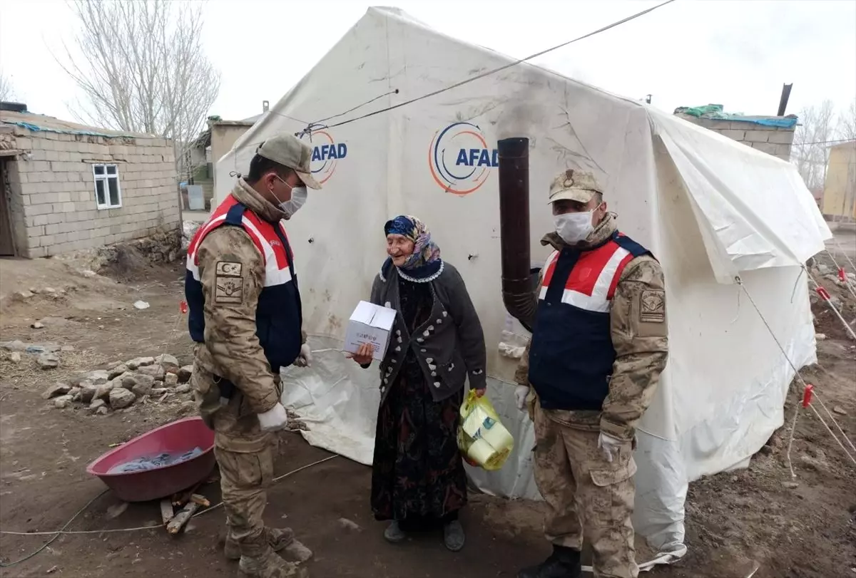 Başkale'de yaşlıların ihtiyaçları evlerine teslim ediliyor