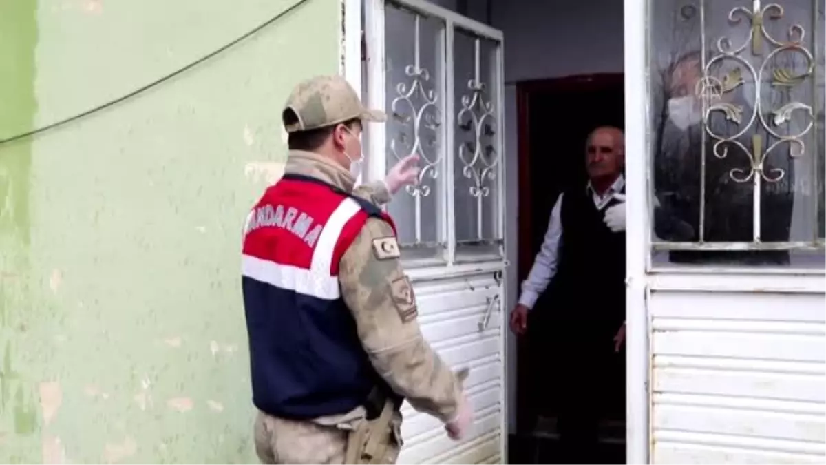 Başkale’de yaşlıların ihtiyaçları evlerine teslim ediliyor