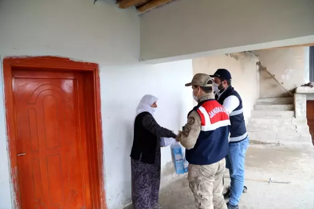 Başkale�de yaşlıların ihtiyaçları evlerine teslim ediliyor haberi