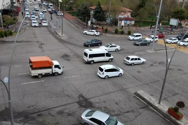 Batman'da trafik ışıklarından 'evde kal' çağrısı Batman'da trafik ışıklarından 'evde kal' çağrısı