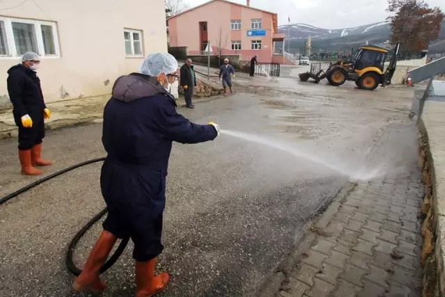 Bayburt'ta cadde ve sokaklar tazyikli suyla yıkanıyor Bayburt'ta cadde ve sokaklar tazyikli suyla yıkanıyor