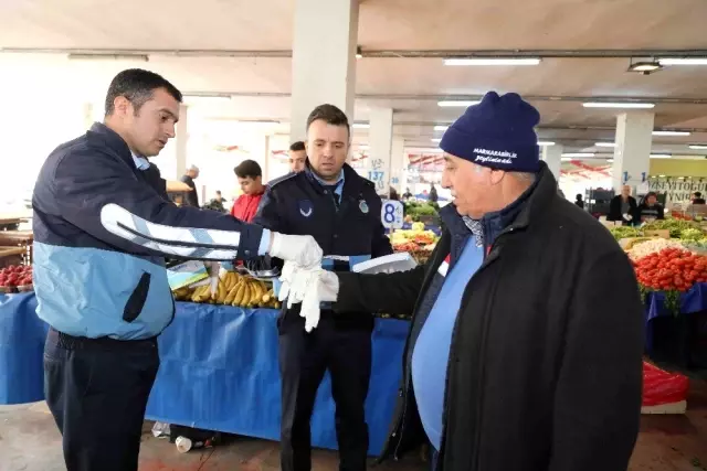 Bayraklı'da zabıta, pazarcılara eldiven ve broşür dağıttı Bayraklı'da zabıta, pazarcılara eldiven ve broşür dağıttı