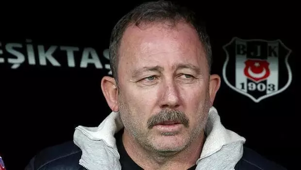Beşiktaş Teknik Direktörü Sergen Yalçın Telekonferans antrenmanla dalga geçti Beşiktaş Teknik Direktörü Sergen Yalçın Telekonferans antrenmanla dalga geçti