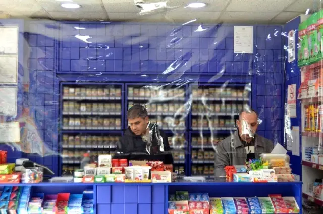 Bolu'da, korona virüsüne karşı asetat ve bantla önlem aldı Bolu'da, korona virüsüne karşı asetat ve bantla önlem aldı