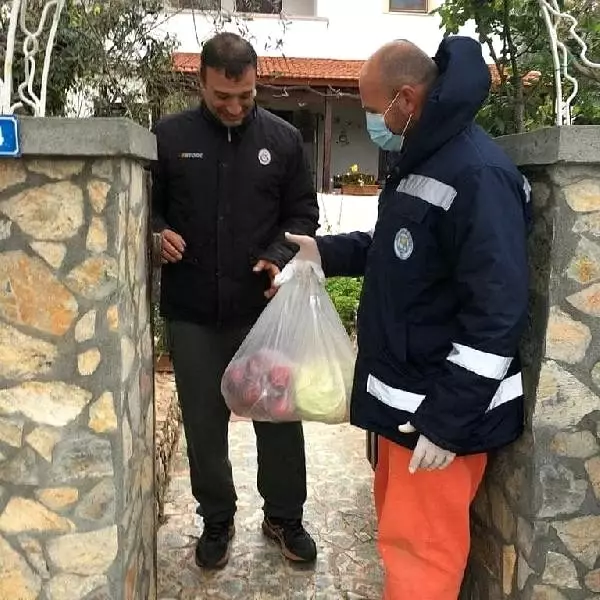 Bozcaada'da 180 hanenin pazar ihtiyacı karşılandı Bozcaada'da 180 hanenin pazar ihtiyacı karşılandı