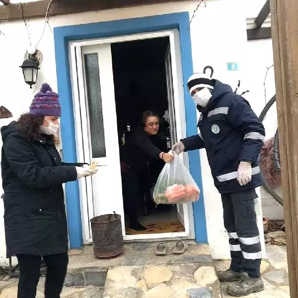 Bozcaada'da 180 hanenin pazar ihtiyacı karşılandı Bozcaada'da 180 hanenin pazar ihtiyacı karşılandı
