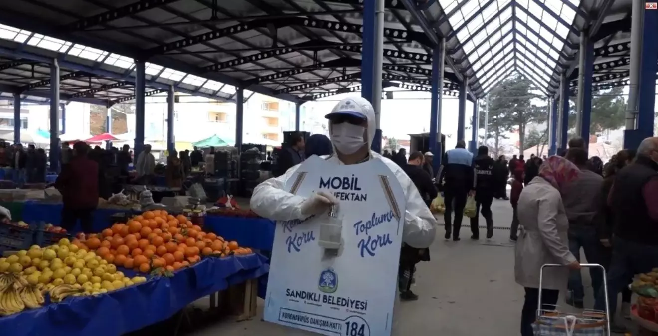 Afyonkarahisar Sandıklı’da bir belediye çalışanı mobil dezenfektan noktası oldu