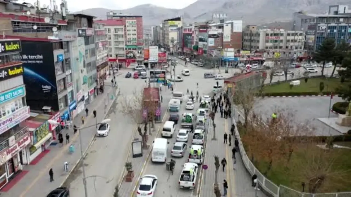 Cadde ve sokaklar 17 araçla dezenfekte edildi