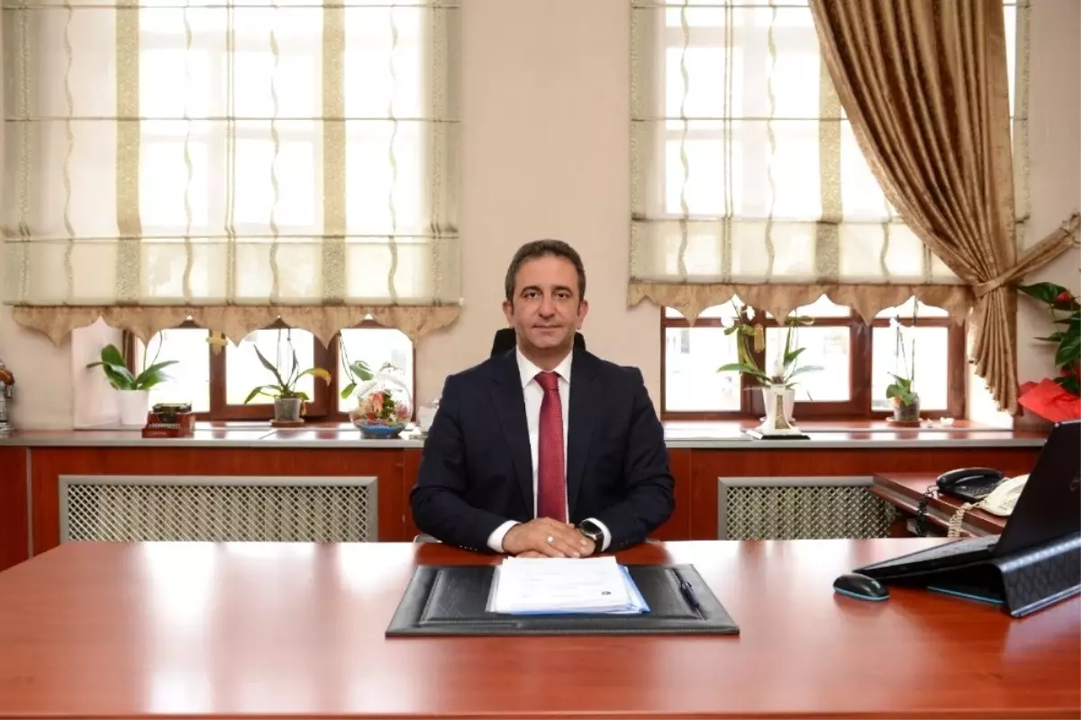 Çorum'da bankları kaldırdı, kameriyelerin etrafına şerit çekildi