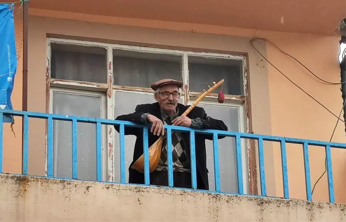 Curasının teline ’evde kalın’ demek için vurdu