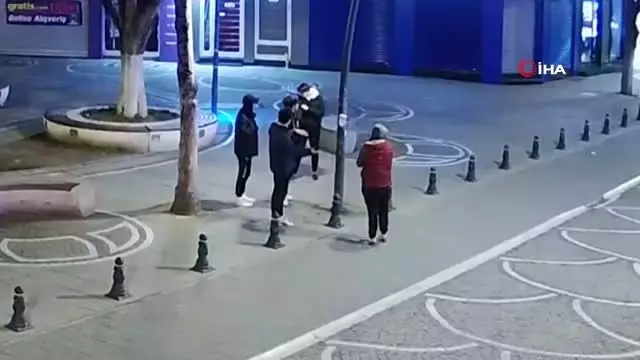 Kırklareli'nde belediyenin sokaklara yerleştirdiği dezenfektanları çalan 5 kişi yakalandı Kırklareli'nde belediyenin sokaklara yerleştirdiği dezenfektanları çalan 5 kişi yakalandı