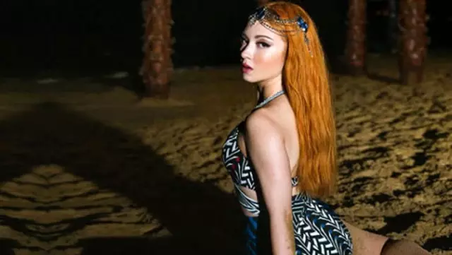 Ece Seçkin'den takipçilerini güldüren karantina paylaşımı! Kendini streçe sardı