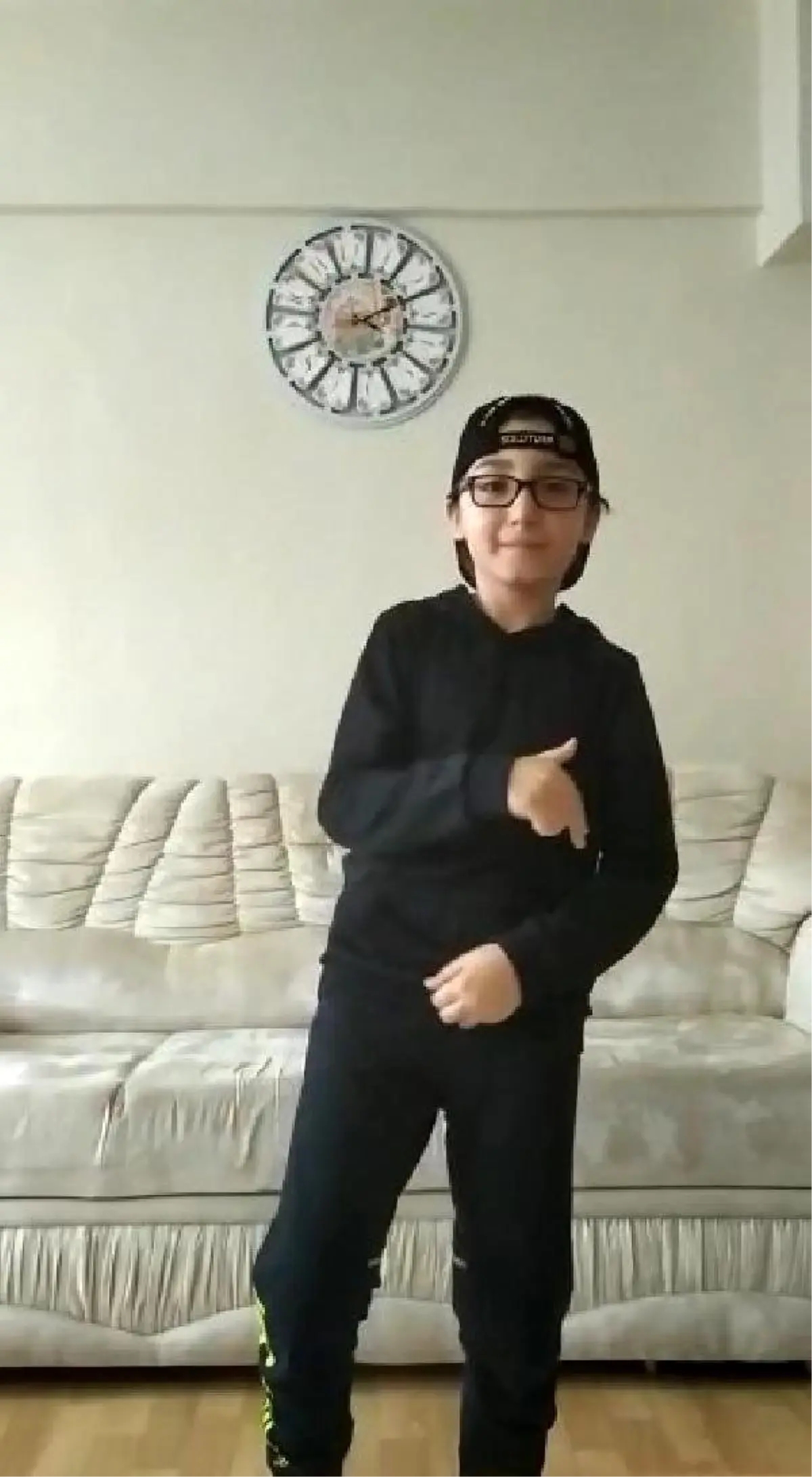 Efe Alp'ten koronavirüse karşı rap şarkı