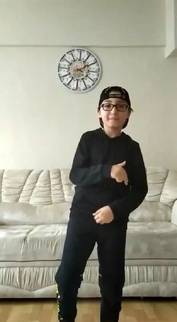 Efe Alp'ten koronavirüse karşı rap şarkı Efe Alp'ten koronavirüse karşı rap şarkı