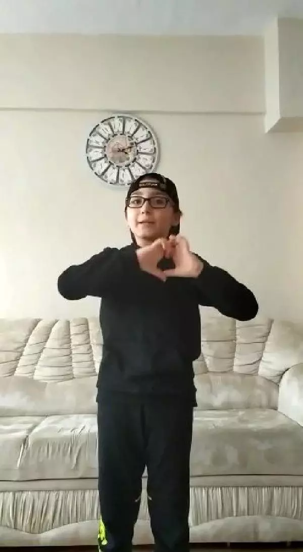 Efe Alp'ten koronavirüse karşı rap şarkı Efe Alp'ten koronavirüse karşı rap şarkı