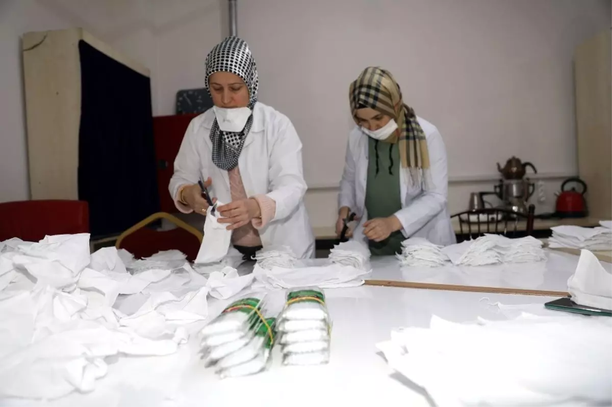 Eğitmenlerden gönüllü maske üretimi