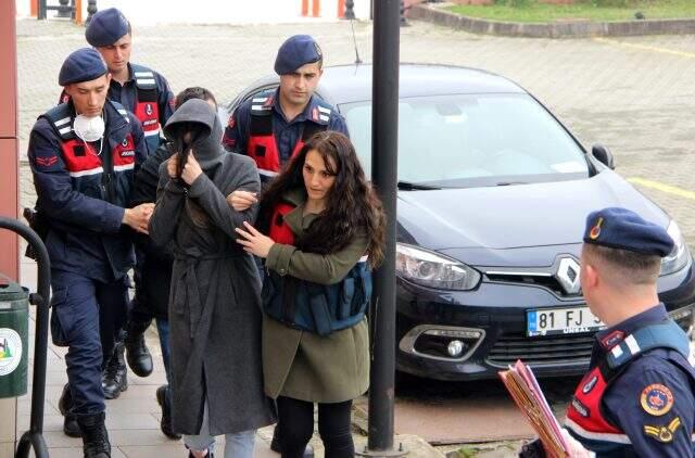 Emre Aşık'ın eski eşi Yağmur Aşık, cezaevi firarisiyle yakalanarak adliyeye çıkarıldı
