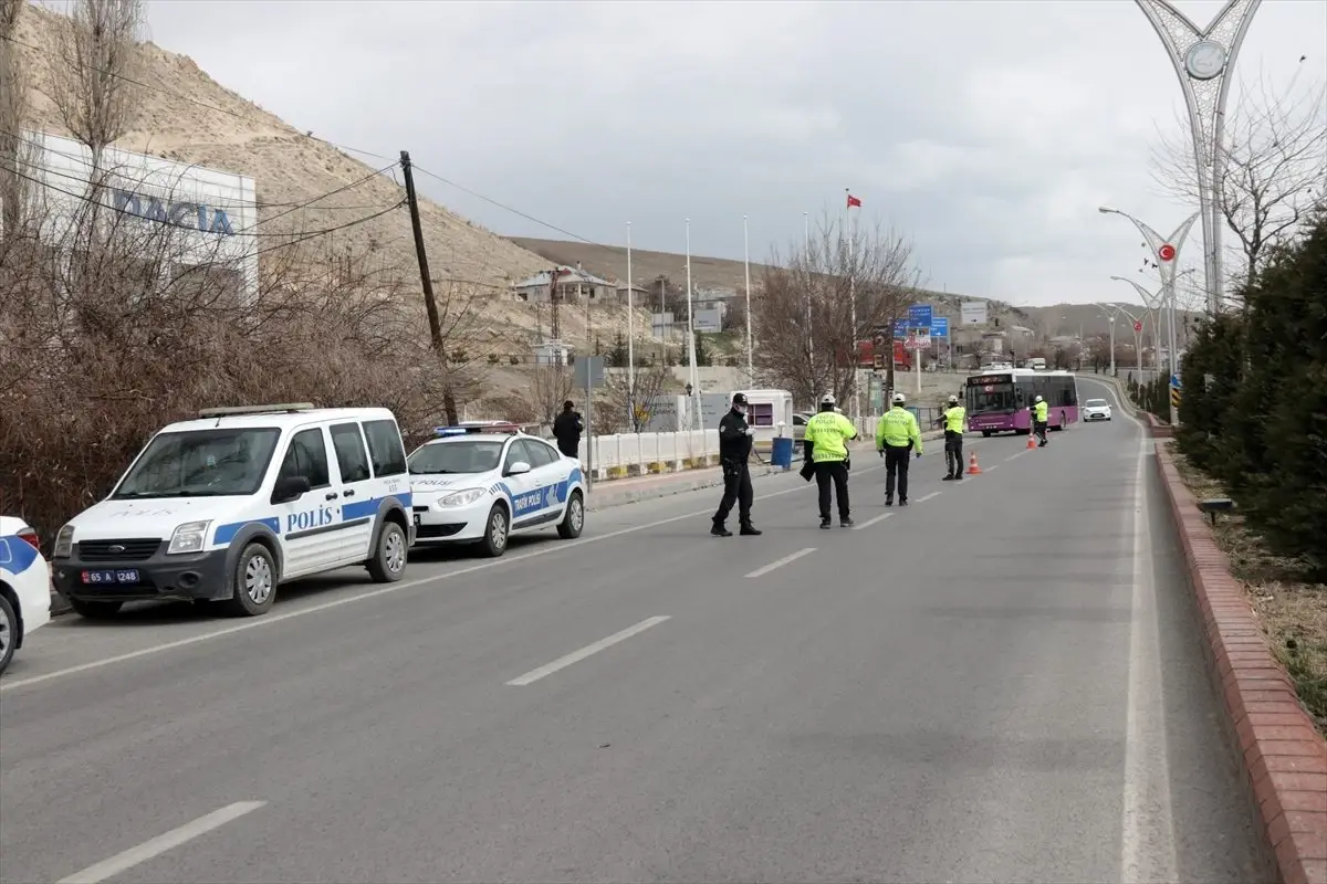 Erciş'te yolcu otobüslerinde koronavirüs denetimi