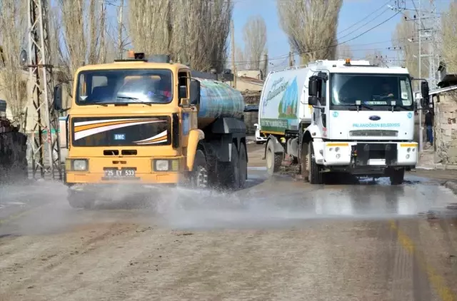 Erzurum'da belediye ekipleri konutları da dezenfekte etmeye başladı Erzurum'da belediye ekipleri konutları da dezenfekte etmeye başladı