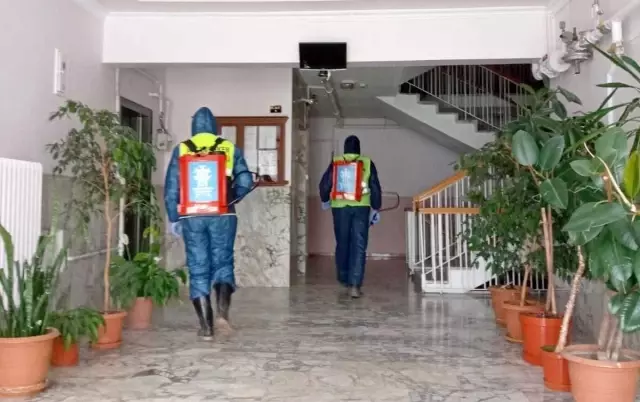 Erzurum'da belediye ekipleri konutları da dezenfekte etmeye başladı Erzurum'da belediye ekipleri konutları da dezenfekte etmeye başladı