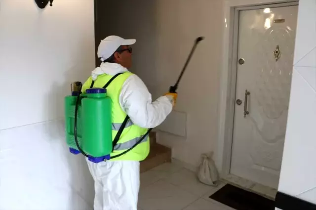 Erzurum'da belediye ekipleri konutları da dezenfekte etmeye başladı Erzurum'da belediye ekipleri konutları da dezenfekte etmeye başladı