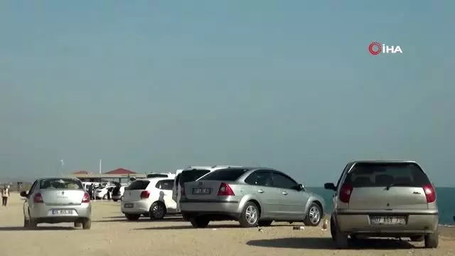 'Evde kal' uyarılarına aldırmadan deniz kenarına akın ettiler 'Evde kal' uyarılarına aldırmadan deniz kenarına akın ettiler