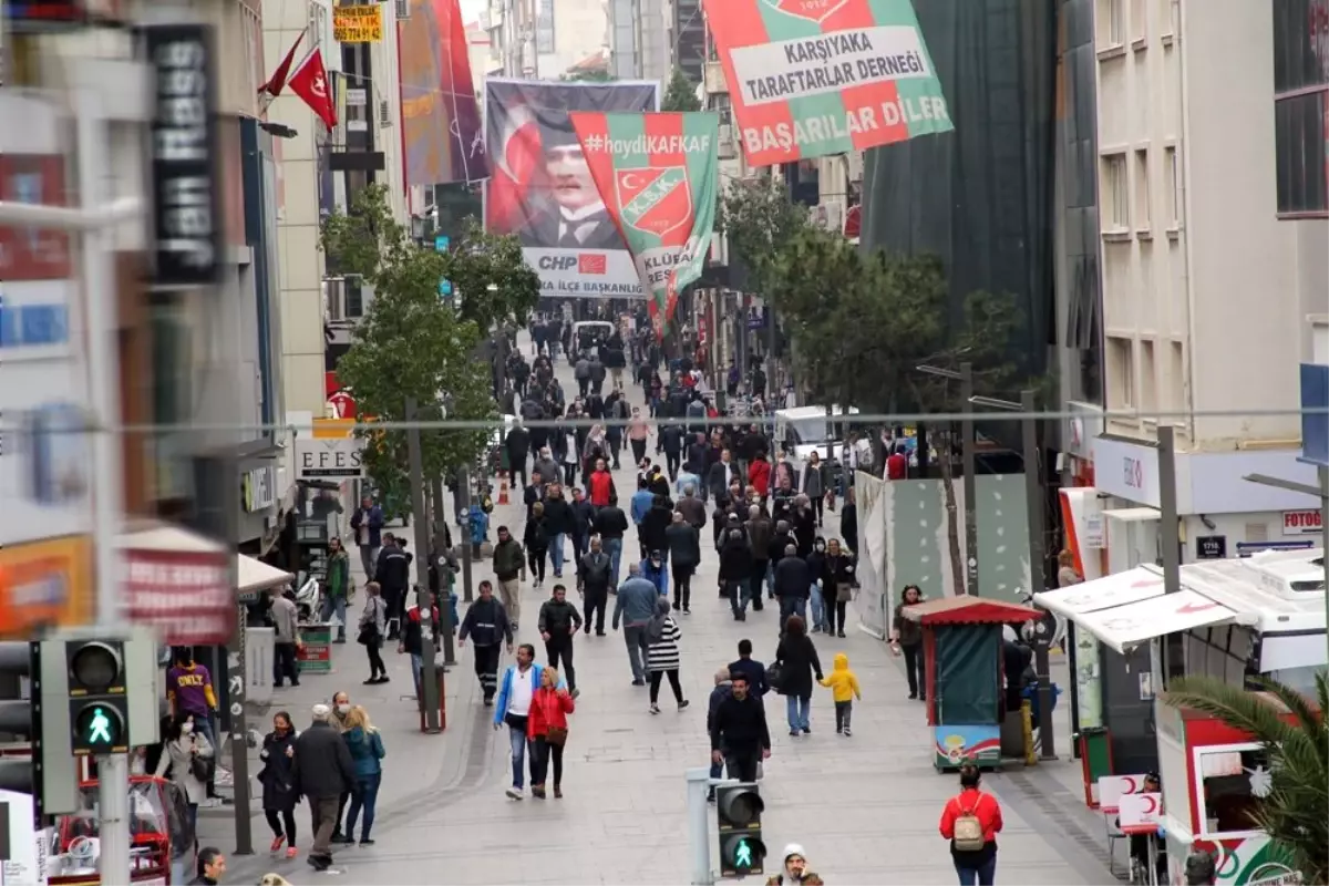 Evde kalın çağrılarına rağmen İzmir’deki yoğunluk göze çarptı