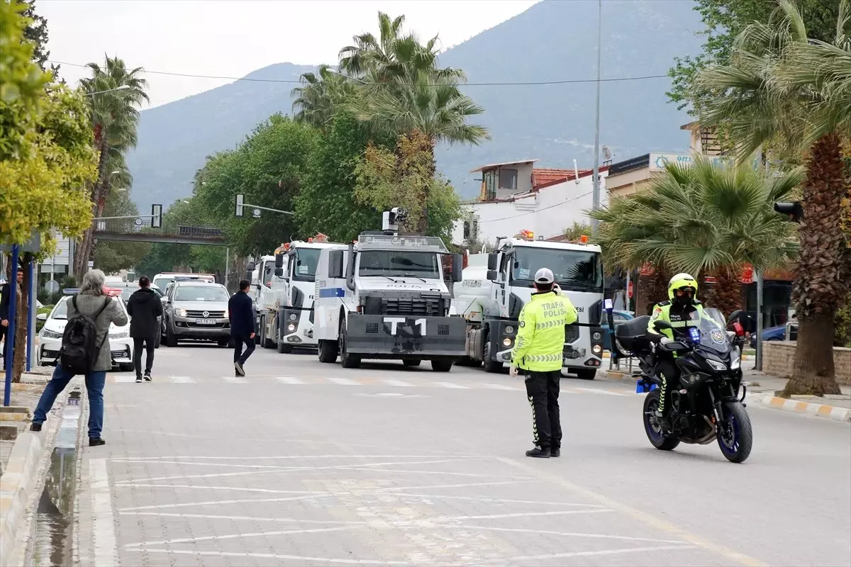 Fethiye'de TOMA ve belediye araçları caddeleri yıkadı