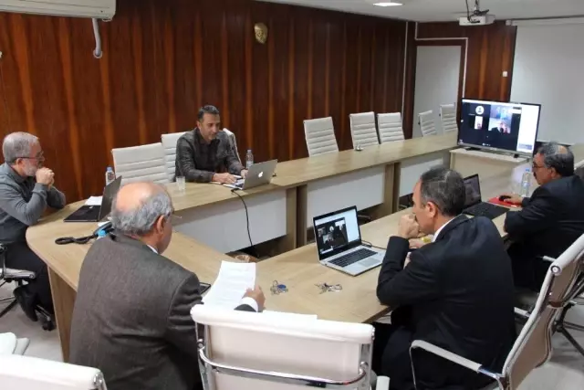 Fırat Üniversitesinde telekonferanslı toplantı Fırat Üniversitesinde telekonferanslı toplantı