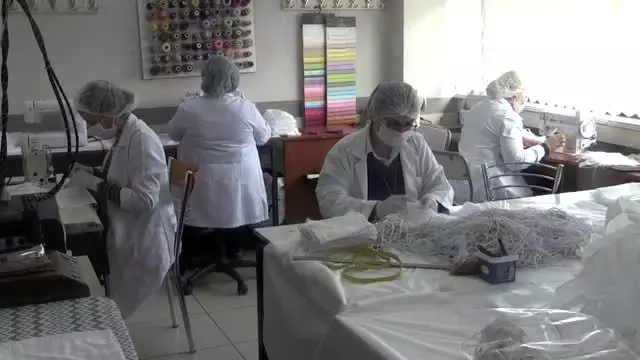 Gönüllü usta öğreticiler sağlık kuruluşları için maske yapıyor Gönüllü usta öğreticiler sağlık kuruluşları için maske yapıyor