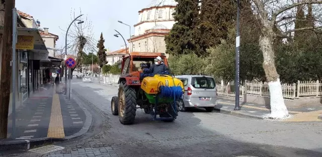 Gördes'te dezenfekte ve yıkama çalışmaları aralıksız devam ediyor