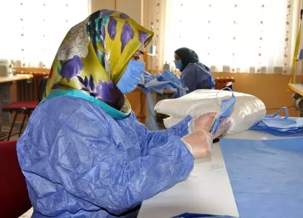 Gümüşhane'de gönüllü öğretici kadınlar, maske üretiyor Gümüşhane'de gönüllü öğretici kadınlar, maske üretiyor