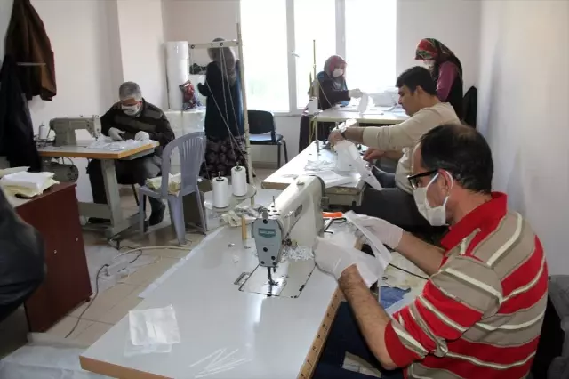 Hataylı gönüllülerden asker ve sağlık çalışanları için maske üretimi Hataylı gönüllülerden asker ve sağlık çalışanları için maske üretimi