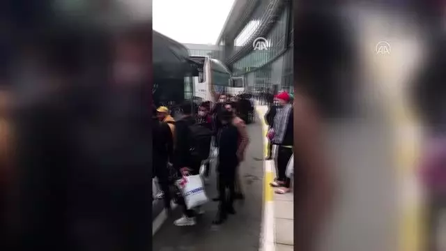 Havalimanında mahsur kalan bin 500 yabancı yolcu Karabük'teki yurda gönderildi Havalimanında mahsur kalan bin 500 yabancı yolcu Karabük'teki yurda gönderildi