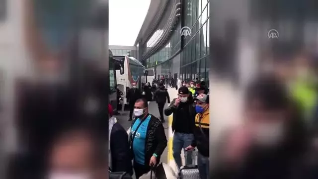 Havalimanında mahsur kalan bin 500 yabancı yolcu Karabük'teki yurda gönderildi Havalimanında mahsur kalan bin 500 yabancı yolcu Karabük'teki yurda gönderildi